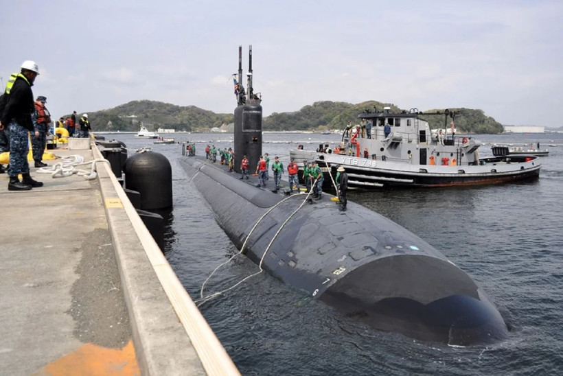 Tàu ngầm tấn công hạt nhân lớp Los Angeles USS Columbus (SSN 762) đang neo đậu tại Hoạt động Hạm đội Yokosuka. (Ảnh: Naval Technology)