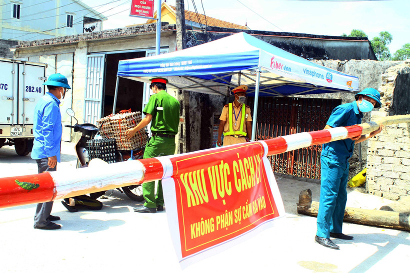 Phong tỏa 5 thôn tại xã Quỳnh Lập, thị xã Hoàng Mai (Nghệ An). (Ảnh: Tá Chuyên/TTXVN)