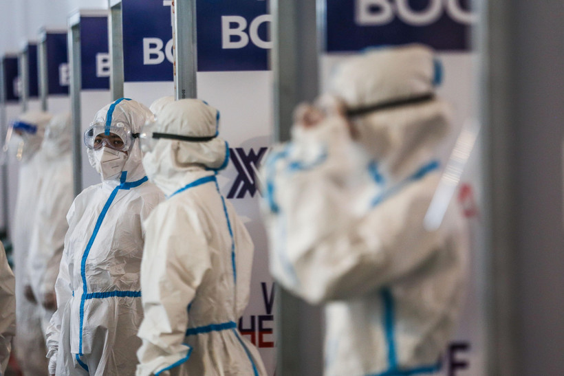 Nhân viên y tế làm nhiệm vụ tại một trạm xét nghiệm COVID-19 ở Manila, Philippines ngày 5/5. (Ảnh: THX/TTXVN)