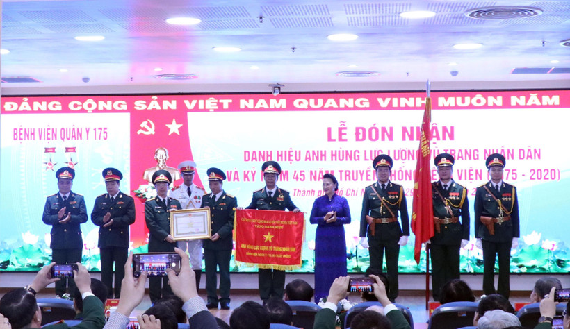 Chủ tịch Quốc hội Nguyễn Thị Kim Ngân trao danh hiệu Anh hùng Lực lượng vũ trang nhân dân cho Bệnh viện Quân y 175. (Ảnh: Xuân Khu/TTXVN)