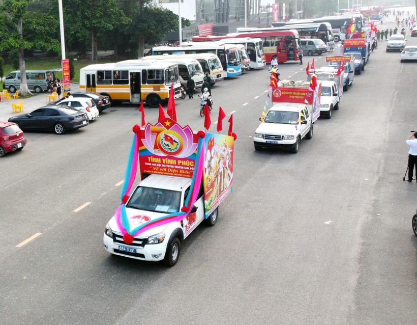 Đoàn xe tuyên truyền lưu động các tỉnh, thành phố xuất quân. (Ảnh: Hoàng Hùng/TTXVN)