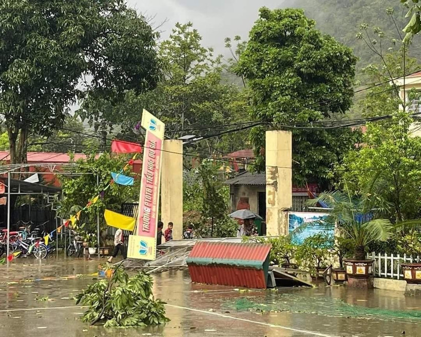 Một số trường học trên địa bàn các huyện Yên Minh, Vị Xuyên (Hà Giang) bị hư hỏng do gió lốc. (Ảnh: TTXVN phát)