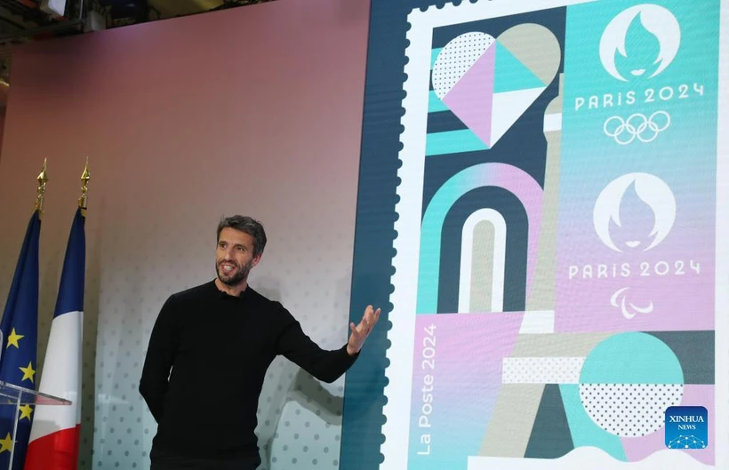 Tập đoàn La Poste công bố mẫu tem thư chính thức của Olympic Paris 2024. (Nguồn: Xinhua)