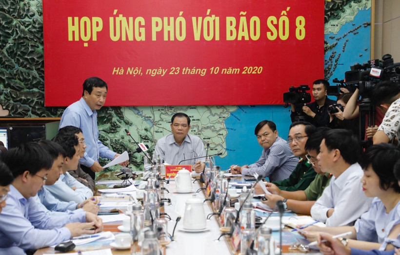 Ông Trần Quang Hoài, Phó trưởng Ban Chỉ đạo Trung ương về phòng, chống thiên tai, Tổng cục trưởng Tổng cục Phòng, chống thiên tai báo cáo tình hình diễn biến của bão số 8. (Ảnh: Trần Việt/TTXVN)