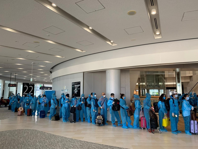 Công dân Việt Nam từ nước ngoài về nước hạ cánh tại sân bay quốc tế Đà Nẵng. (Ảnh: TTXVNphát)