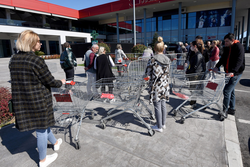 Người dân xếp hàng bên ngoài một siêu thị ở Podgorica, Montenegro ngày 16/3/2020, trong bối cảnh dịch COVID-19 lan rộng. (Ảnh: AFP/ TTXVN)