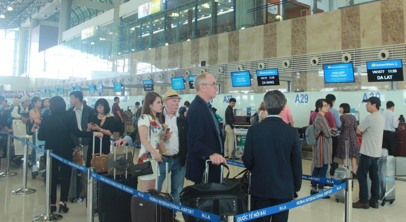 Hành khách làm thủ tục tại sân bay Nội Bài. (Ảnh: Việt Hùng/Vietnam+)