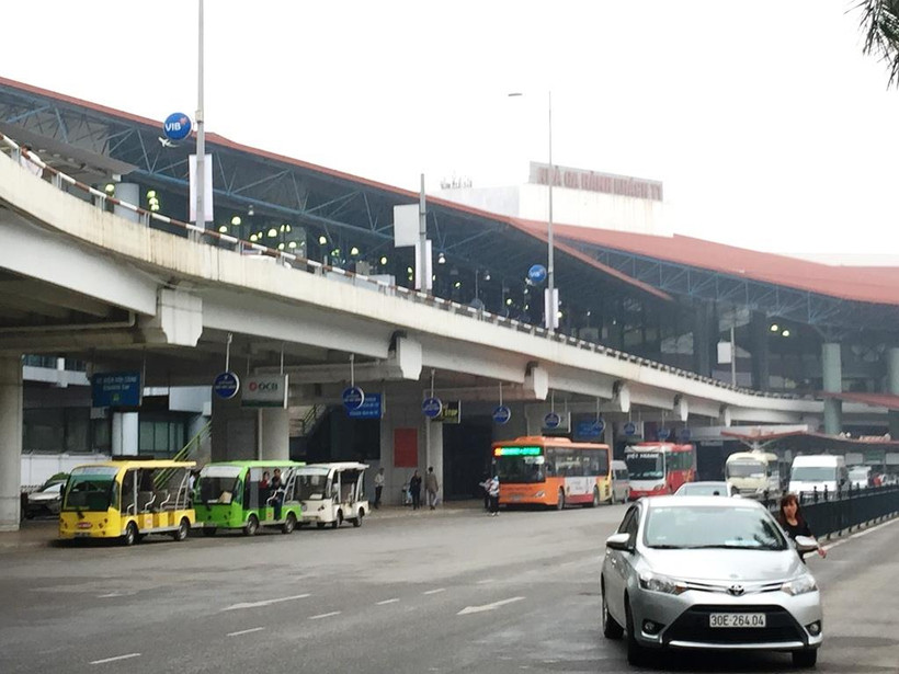 Xe ôtô chỉ tạm dừng vài phút để trả khách sân bay nhưng vẫn phải mua vé sân đỗ ôtô. (Ảnh: Việt Hùng/Vietnam+)