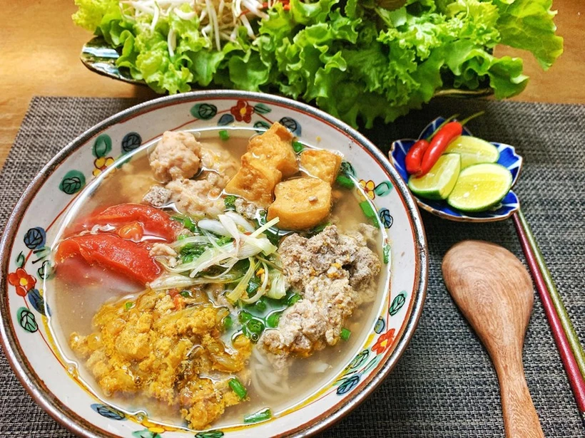 Món bún riêu thanh mát được ưa chuộng ở Việt Nam. (Nguồn: Vietnam+)