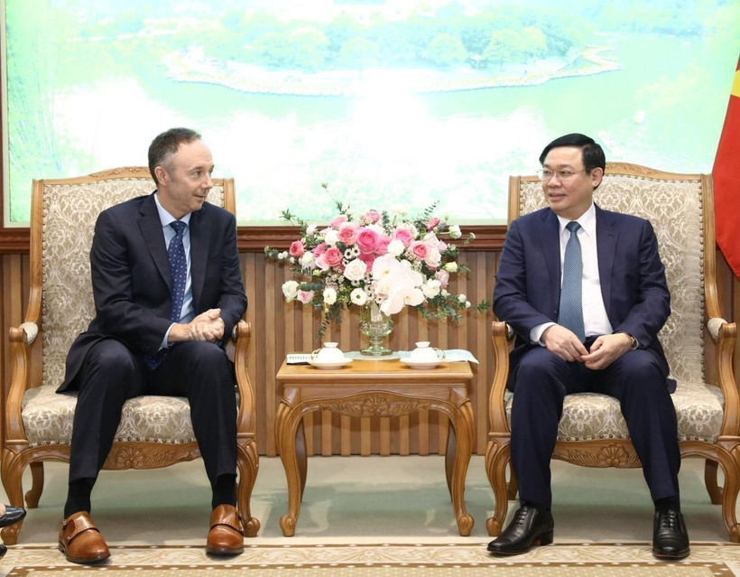 Phó Thủ tướng Chính phủ Vương Đình Huệ tiếp Phó Chủ tịch Tập đoàn Nike. (Ảnh: Văn Điệp/TTXVN)