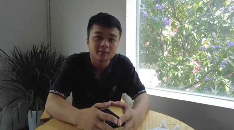 Hoàng Anh Tuấn không ngại nguy hiểm, đập tường tạo ra một lỗ thủng để cứu những nạn nhân trong vụ cháy. (Ảnh Mạnh Khánh/TTXVN)