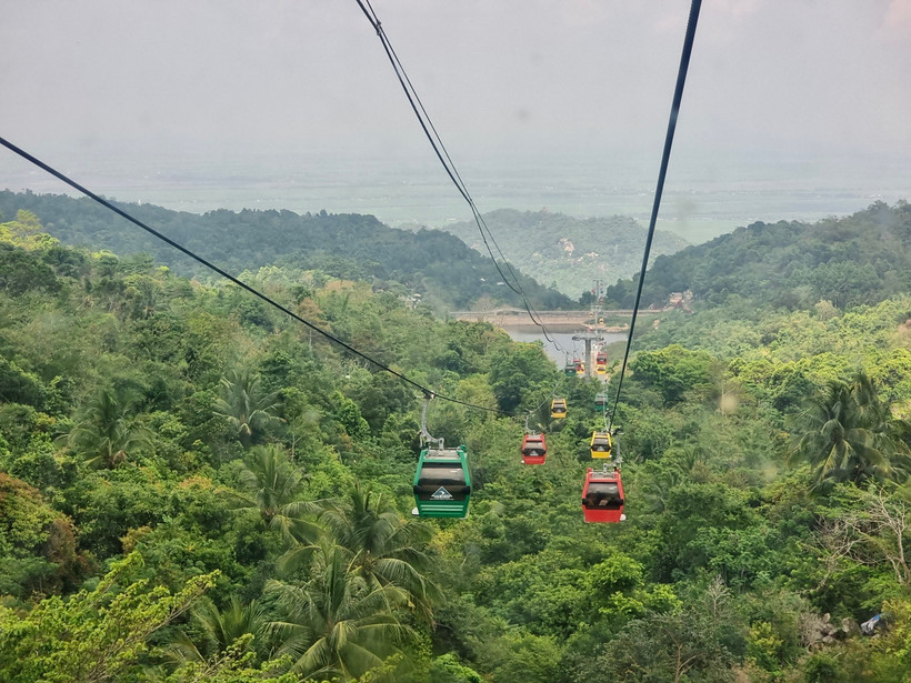 Hệ thống cáp treo ở Khu du lịch Núi Cấm (huyện Tịnh Biên), tỉnh An Giang. (Ảnh: Thanh Sang/TTXVN)