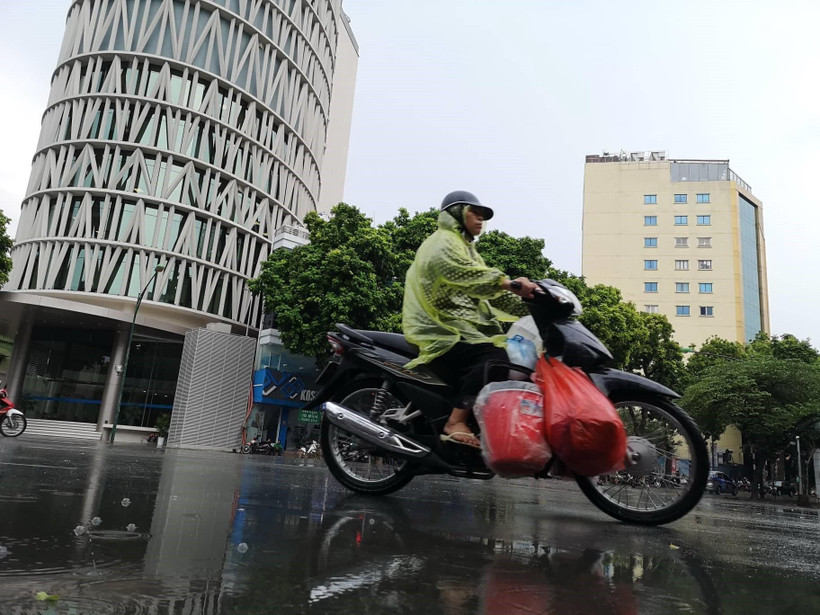 Hà Nội chiều tối và đêm nhiều mây, có mưa rào và dông. (Ảnh: Thanh Tùng/TTXVN)