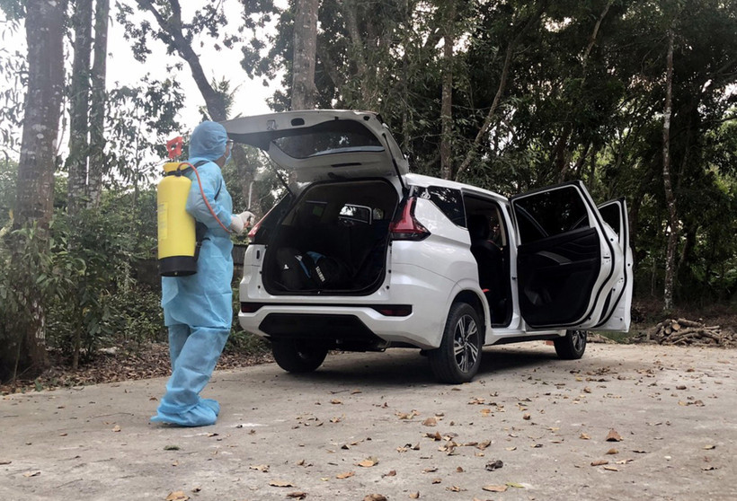 Khử khuẩn xe do tài xế M.T.T chở khách về Sóc Trăng. (Ảnh: TTXVN phát)