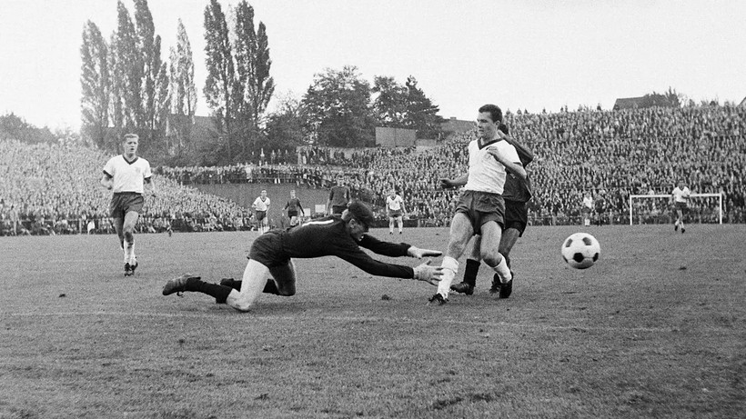 Thủ môn Sepp Maier và Libero Franz Beckenbauer đã có một ngày thi đấu vất vả trên sân Bökelberg (Ảnh: FCB)