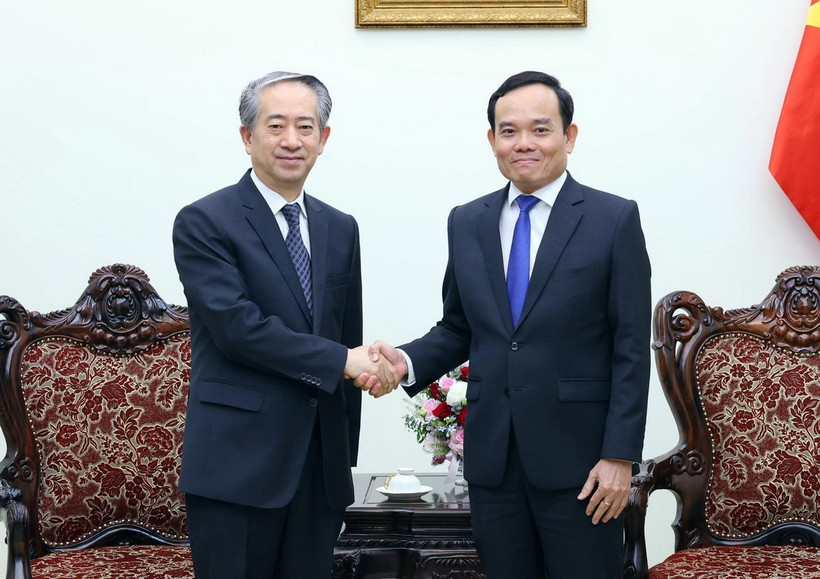 Phó Thủ tướng Trần Lưu Quang tiếp Đại sứ Trung Quốc tại Việt Nam Hùng Ba đến chào từ biệt. (Ảnh: Phạm Kiên/TTXVN)