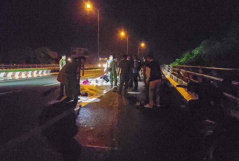 Cơ quan chức năng khám nghiệm hiện trường vụ tai nạn. (Ảnh: TTXVN phát)