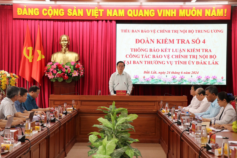 Đồng chí Nguyễn Trọng Nghĩa, Ủy viên Bộ Chính trị, Bí thư Trung ương Đảng, Trưởng Ban Tuyên giáo Trung ương, Trưởng đoàn kiểm tra phát biểu tại buổi làm việc. (Ảnh: Anh Dũng/ TTXVN)