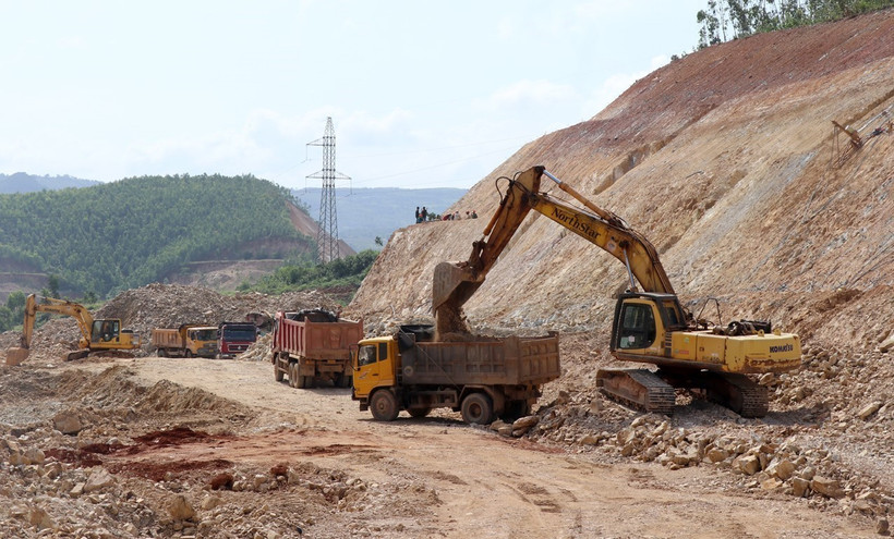 Thi công hạng mục nền đường và mái taluy tại dự án thành phần Quy Nhơn - Chí Thạnh thuộc dự án Cao tốc Bắc Nam. (Ảnh: Xuân Triệu/TTXVN)