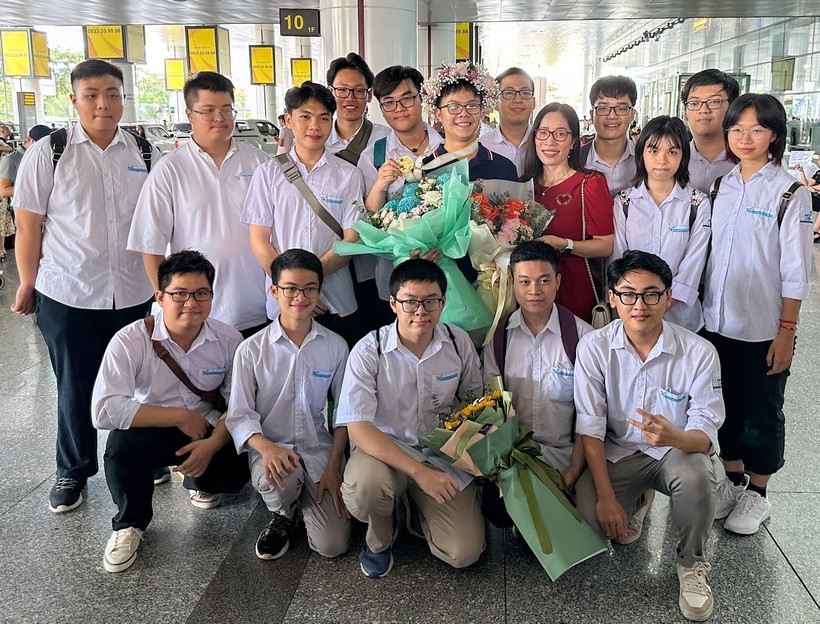 Phạm Việt Hưng trong sự chào đón của gia đình và bạn bè sau khi đạt Huy chương Vàng Olympic Toán quốc tế năm 2023. (Ảnh: TTXVN phát)