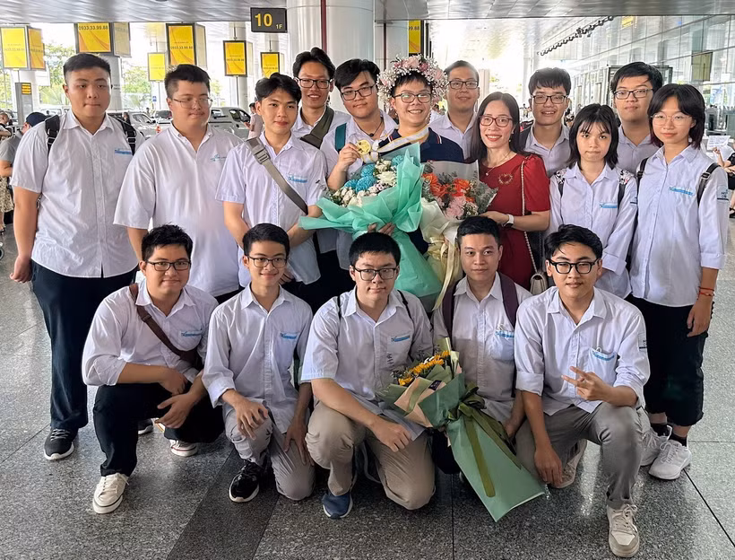 Phạm Việt Hưng trong sự chào đón của gia đình và bạn bè sau khi đạt Huy chương Vàng Olympic Toán quốc tế năm 2023. (Ảnh: TTXVN phát)