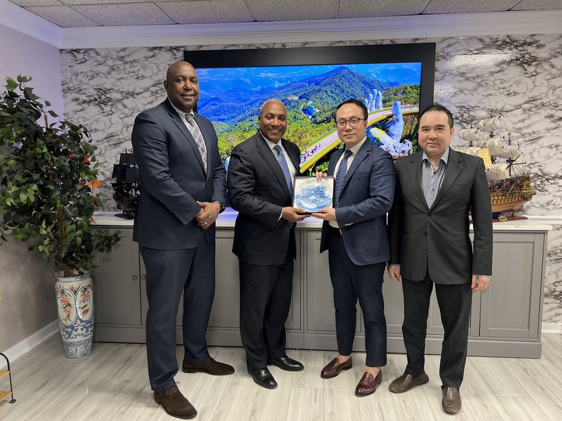 Cơ quan Thương vụ Việt Nam tại Mỹ chụp ảnh lưu niệm với đoàn Bộ Thương mại bang Maryland, Mỹ. (Ảnh: Kiều Trang/TTXVN)