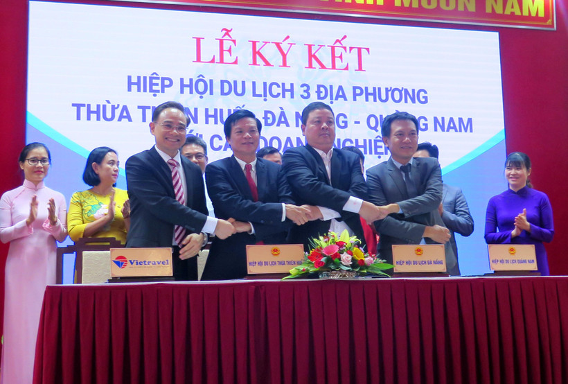 Hiệp hội du lịch các địa phương ký kết hợp tác với tập đoàn Vietravel. (Ảnh: Tường Vi/TTXVN)