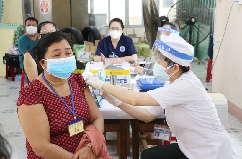 Tiêm vaccine cho người dân thành phố Tuy Hòa, Phú Yên. (Ảnh: Phạm Cường/TTXVN)