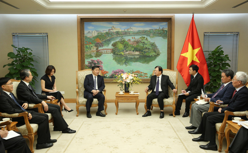 Phó Thủ tướng Trịnh Đình Dũng tiếp ông Âu Dương Vệ Dân. (Ảnh: Dương Giang/TTXVN)