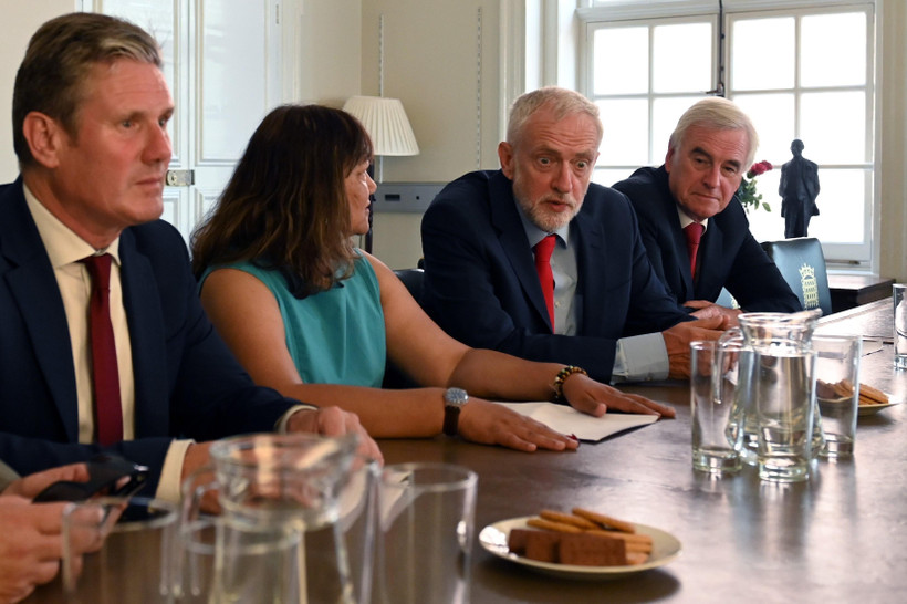 Lãnh đạo Công đảng đối lập Anh Jeremy Corbyn (thứ 2 phải) tại cuộc gặp với lãnh đạo các đảng phái tại London, Anh ngày 27/8. (Ảnh: AFP/TTXVN)