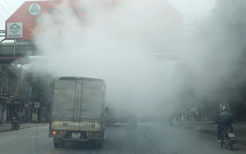 Hình ảnh khói, bụi mù mịt trên một đoạn đường ở thành phố Thái Nguyên, chụp năm 2019. (Nguồn: Hùng Võ/Vietnam+)