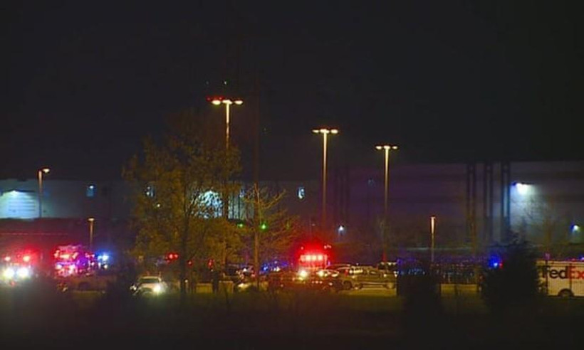 Hiện trường vụ xả súng tại văn phòng của Hãng vận chuyển quốc tế Fedex ở thành phố Indianapolis, Mỹ, ngày 15/4/2021. (Ảnh: AP/TTXVN)