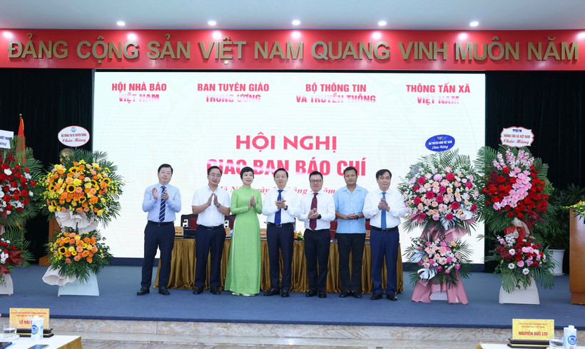 Phó Thủ tướng Trần Hồng Hà tặng hoa chúc mừng 4 cơ quan: Thông tấn xã Việt Nam, Đài Tiếng nói Việt Nam, Đài Truyền hình Việt Nam và ngành Thông tin và Truyền thông nhân dịp kỷ niệm ngày thành lập. (Ảnh: Phương Hoa/TTXVN)