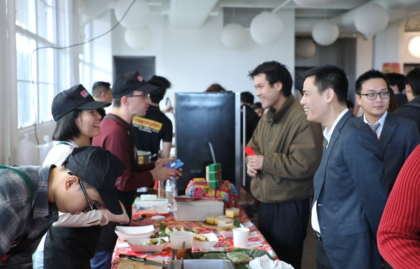 Đại sứ Đặng Hoàng Giang, Trưởng Phái đoàn Thường trực Việt Nam tại Liên hợp quốc tham quan các gian hàng tại Hội chợ. (Ảnh: Quang Huy/TTXVN)