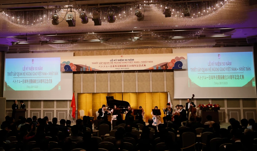 Biểu diễn âm nhạc tại Lễ kỷ niệm 50 năm thiết lập quan hệ ngoại giao Việt Nam-Nhật Bản. (Ảnh: Thống Nhất/TTXVN)