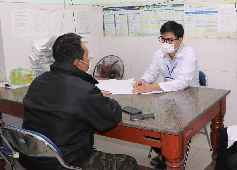 Người nhiễm HIV tới cơ sở y tế kiểm tra sức khỏe, lấy thuốc theo định kỳ. (Ảnh: Đinh Hương/TTXVN)