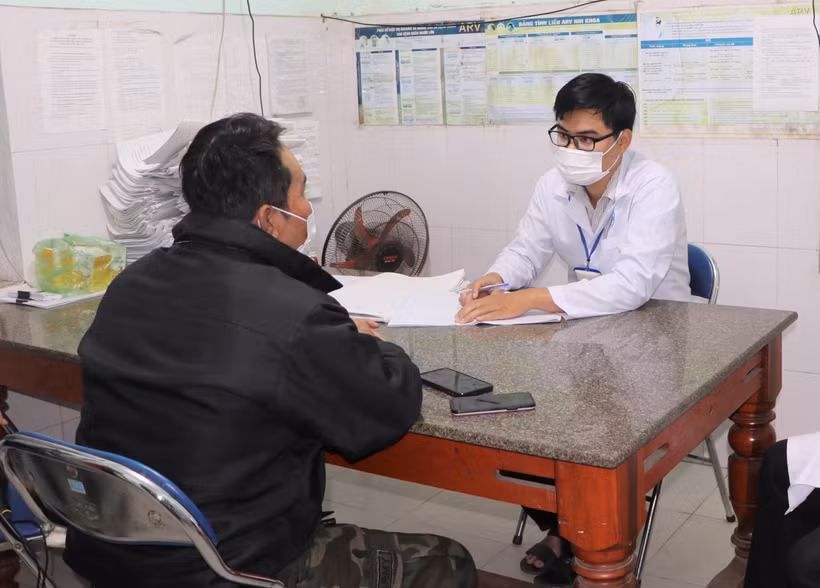 Người nhiễm HIV tới cơ sở y tế kiểm tra sức khỏe, lấy thuốc theo định kỳ. (Ảnh: Đinh Hương/TTXVN)