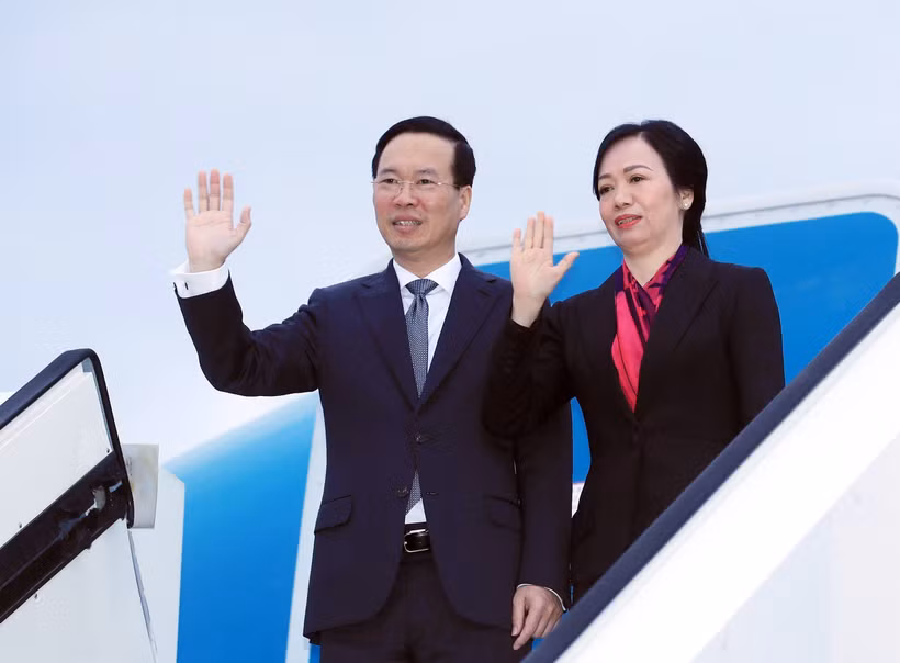 Chủ tịch nước Võ Văn Thưởng và Phu nhân tại Sân bay Quốc tế Fukuoka. (Ảnh: Thống Nhất/TTXVN)