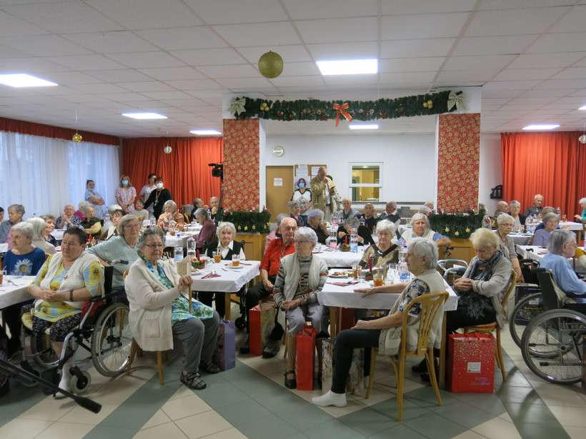 Tặng quà cho gần 140 người già thuộc Nhà dưỡng lão Cầu Vồng (Quận 10, Budapest). (Ảnh: Hoàng Linh/Vietnam+)