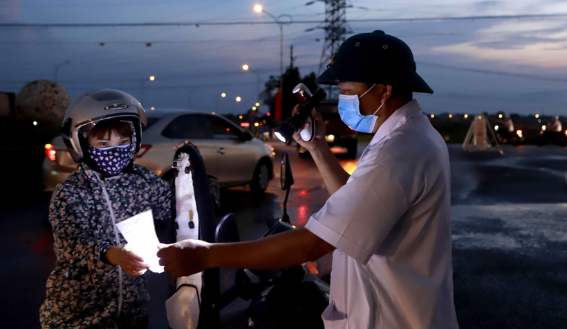 Kiểm tra giấy tờ xe chủ phương tiện tại chốt kiểm soát dịch bệnh COVID -19 ở Vĩnh Phúc. (Ảnh: Hoàng Hùng/TTXVN)