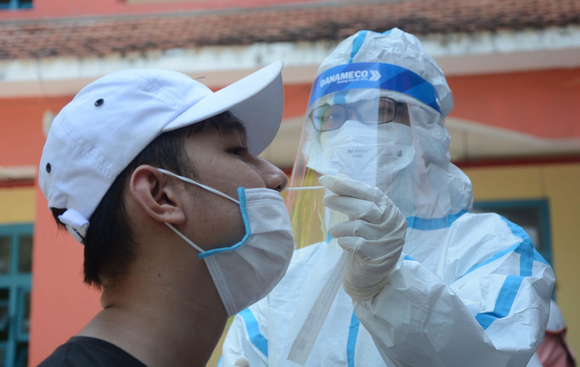 Nhân viên y tế lấy mẫu xét nghiệm cho người dân. (Ảnh: Văn Dũng/TTXVN)