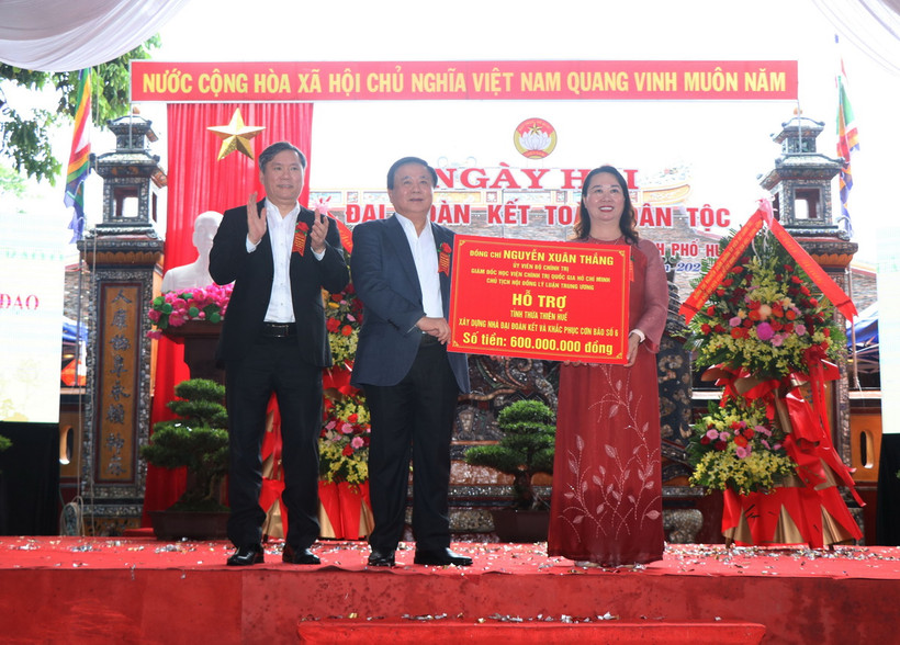 Ông Nguyễn Xuân Thắng trao hỗ trợ xây dựng Nhà Đại đoàn kết và khắc phục cơn bão số 6 cho tỉnh Thừa Thiên-Huế. (Ảnh: Mai Trang/TTXVN)