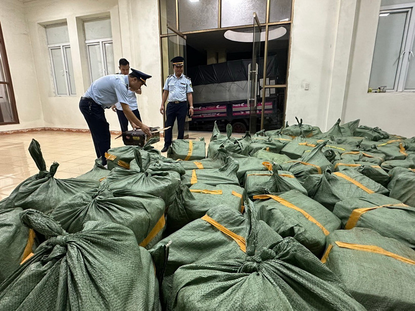 Gần 2 tấn xúc xích không rõ nguồn gốc xuất xứ bị lực lượng quản lý thị trường Quảng Ninh phối hợp phát hiện, thu giữ và tiêu hủy. (Ảnh: TTXVN phát)