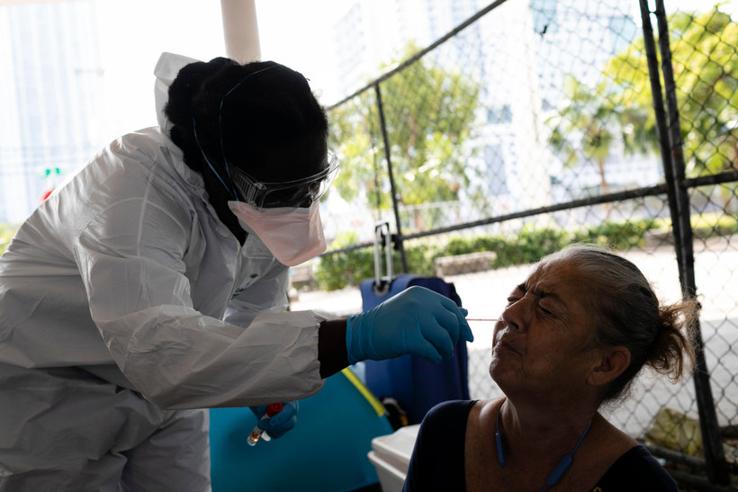 Nhân viên y tế lấy mẫu dịch xét nghiệm COVID-19 cho người dân tại Miami, bang Florida, Mỹ ngày 16/4/2020. (Ảnh: AFP/TTXVN)