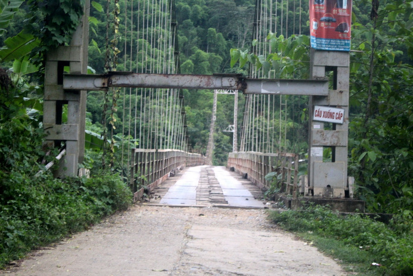 Cây cầu được sử dụng từ năm 2007 nay đã xuống cấp nghiêm trọng. (Ảnh: Nguyễn Nam/TTXVN)