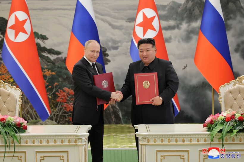 Tổng thống Nga Vladimir Putin (trái) và nhà lãnh đạo Triều Tiên Kim Jong Un ký hiệp ước về quan hệ đối tác chiến lược toàn diện giữa hai nước ngày 19/6/2024. (Ảnh: Yonhap/TTXVN)