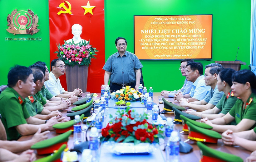 Thủ tướng Phạm Minh Chính thăm cán bộ, chiến sỹ Công an huyện Krông Pắk (Đắk Lắk). (Ảnh: Dương Giang/TTXVN)