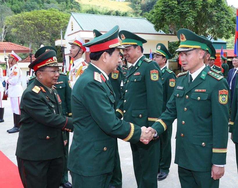 Đại tướng, Bộ trưởng Bộ Quốc phòng Phan Văn Giang và Đại tướng Chansamone Chanyalath, Phó Thủ tướng Chính phủ, Bộ trưởng Bộ Quốc phòng Lào và cán bộ, chỉ huy Đồn biên phòng Lóng Sập. (Ảnh: Trọng Đức/TTXVN)