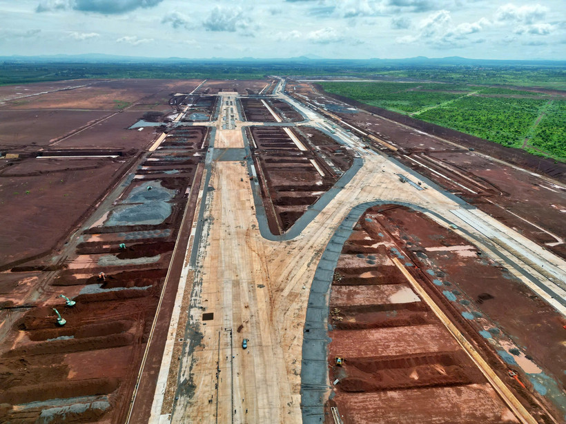 Đường cất, hạ cánh Cảng Hàng không Quốc tế Long Thành đang được đẩy nhanh thi công. (Ảnh: PV/Vietnam+)