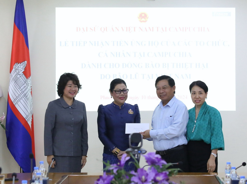 Bà Chea Sam Eng, đại diện thế hệ sinh viên là con em lãnh đạo cấp cao Campuchia học tập tại Việt Nam giai đoạn 1980-1987, trao số tiền quyên góp ủng hộ. (Ảnh: Huỳnh Thảo/TTXVN)